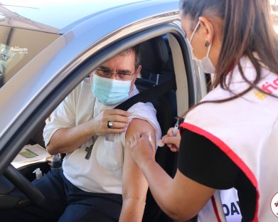 Dom Reginaldo Andrietta toma primeira dose da vacina contra a Covid-19